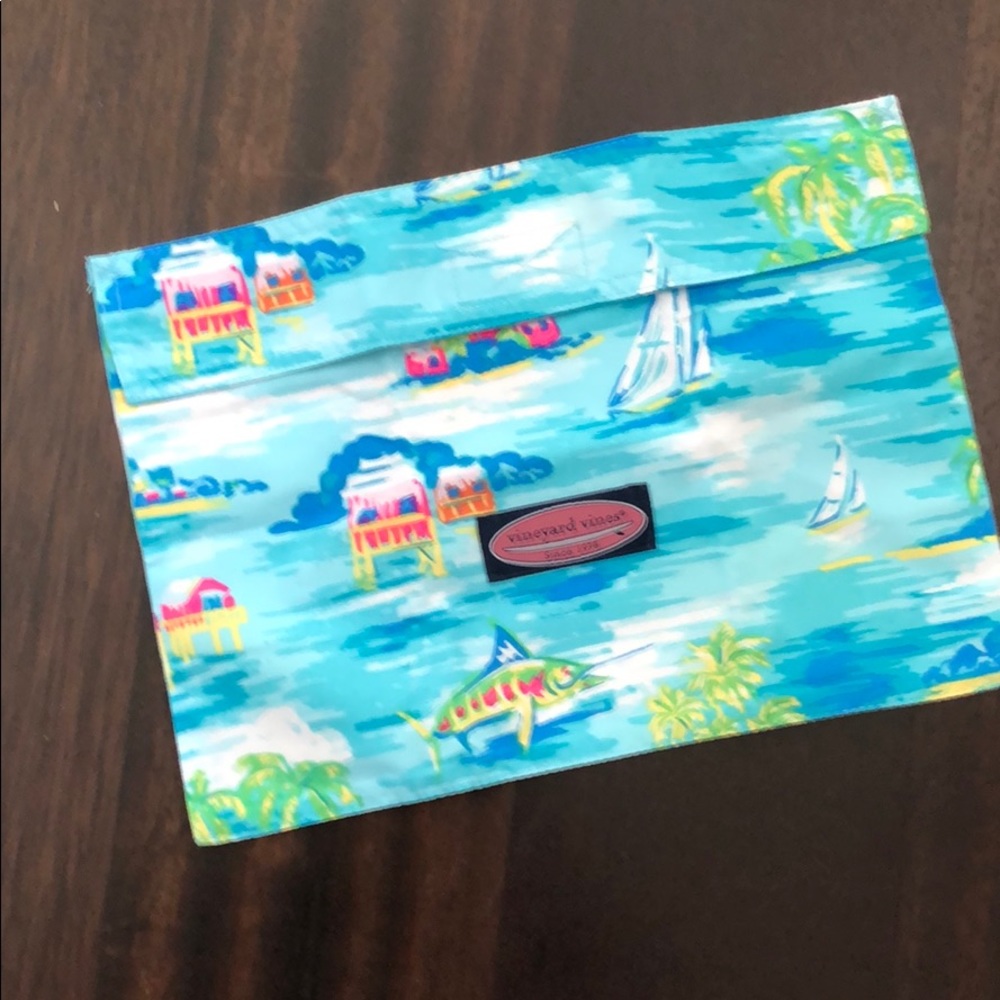 VINEYARD VINE POUCH.